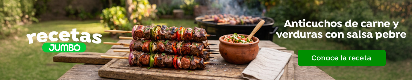 Anticucho de carne y verduras con salsa pebre